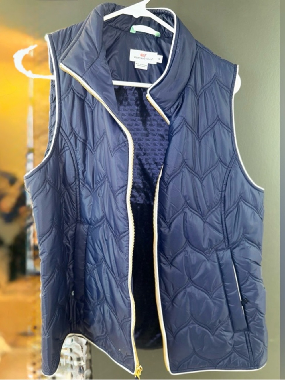 Vineyard Vines Navy Quilted  w Cream color accents. Womens Size Medium